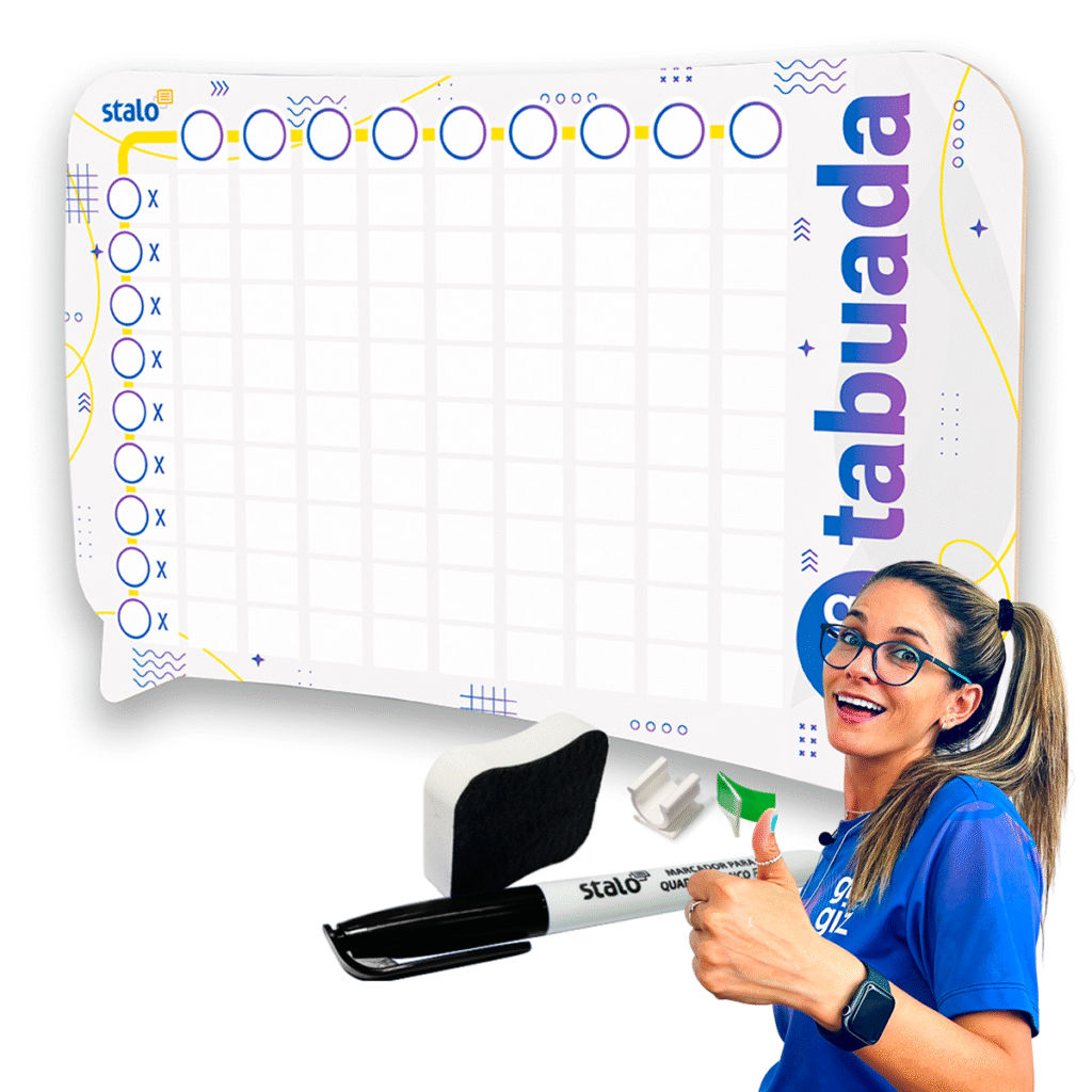 Pessoa segura uma caneta para quadro branco e um apagador em frente a uma tabela de multiplicação com o título 'tabuada' escrito verticalmente. A tabela tem números de 1 a 10 nas colunas e linhas, com espaços vazios para preencher os resultados.