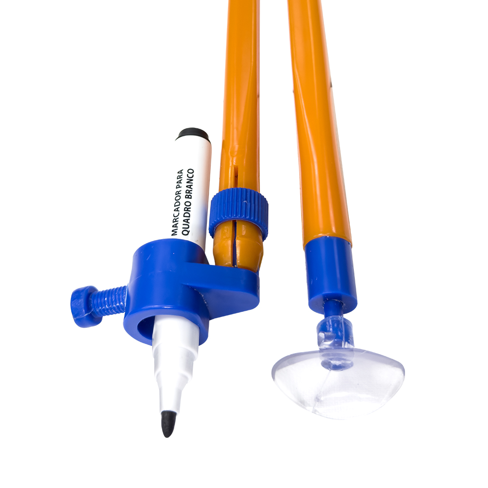 Close-up das pontas de um compasso de desenho grande, com corpo laranja. Uma perna segura um marcador de quadro branco com um acessório azul, e a outra perna tem uma ventosa transparente para fixação. O fundo é branco.