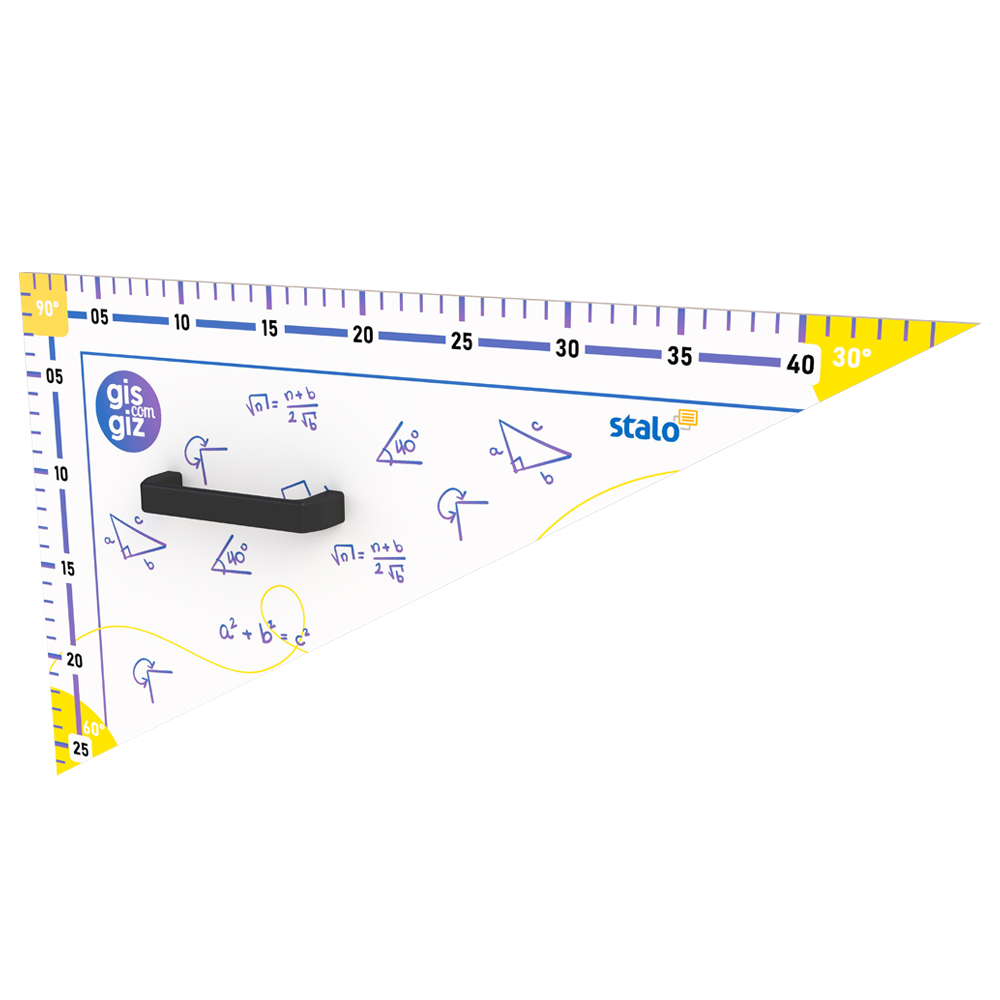 Um esquadro de quadro de grandes dimensões, branco e transparente, com ângulos de 90, 60 e 30 graus. Possui escalas de medição nas bordas e ilustrações de fórmulas e figuras geométricas no corpo. Uma alça preta está fixada no centro.