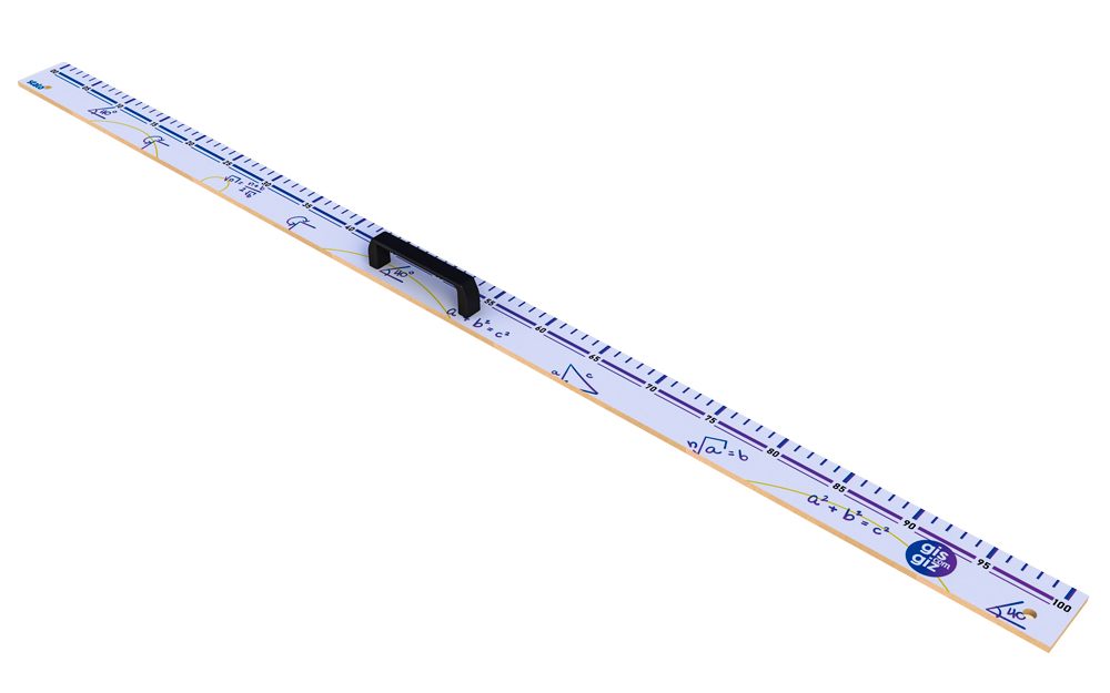 Um close-up de uma régua de quadro de grandes dimensões, disposta em ângulo em um fundo branco. A régua é de cor branca com bordas amarelas claras, e apresenta uma faixa de escala longa em tons de azul e roxo escuro