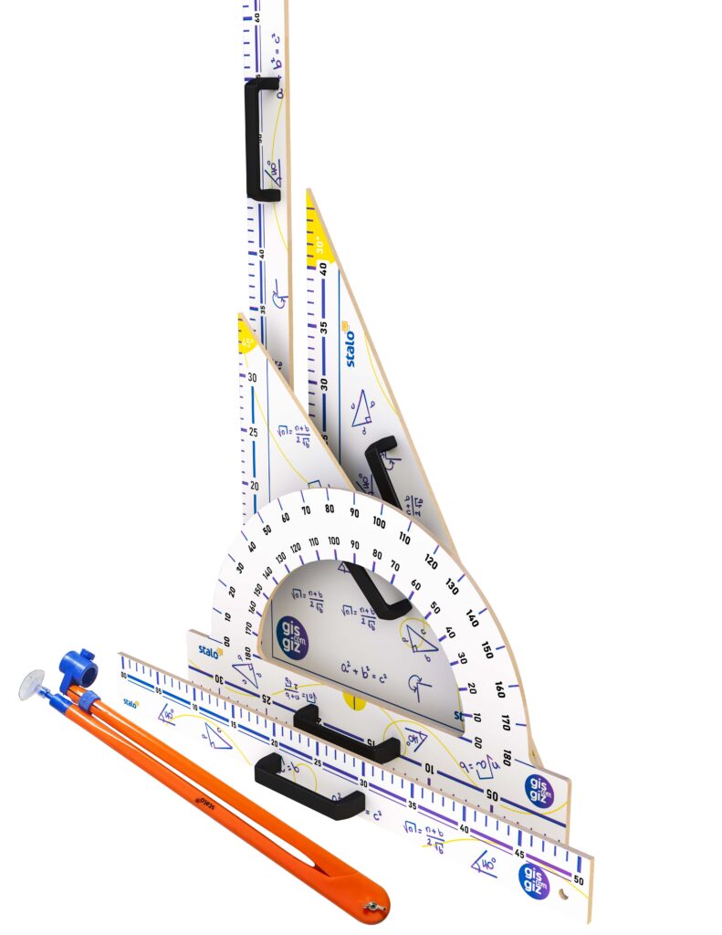 Conjunto de grandes instrumentos de geometria e desenho para quadro-negro, incluindo duas réguas, um esquadro e dois transferidores brancos com marcações coloridas. Um compasso laranja está deitado na frente dos instrumentos. O fundo é branco.